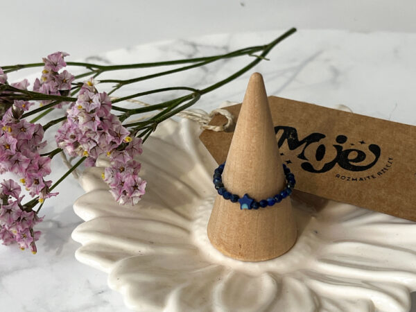 Pierścionek na gumce z lapisu lazuri