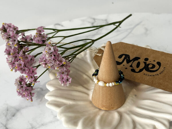 Pierścionek na gumce ze szkłem i perełkami