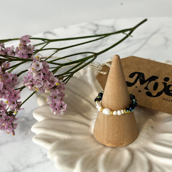 Pierścionek na gumce ze szkłem i perełkami