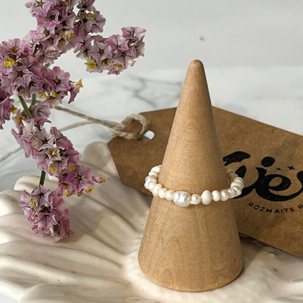 Perełkowy pierścionek na gumce