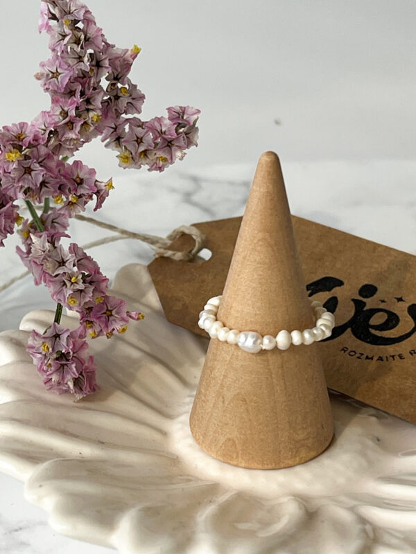 Perełkowy pierścionek na gumce