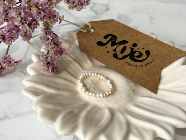 Perełkowy pierścionek na gumce