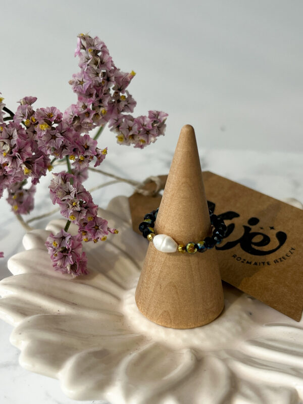 Pierścionek na gumce ze szkła, hematytu i perły