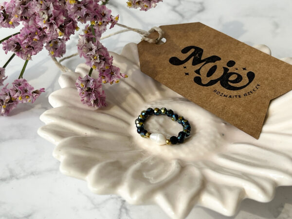 Pierścionek na gumce ze szkła, hematytu i perły