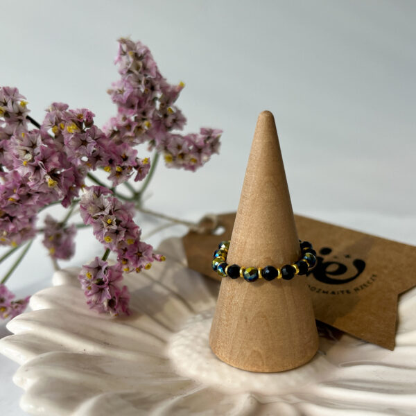 Pierścionek na gumce ze szklanych koralików