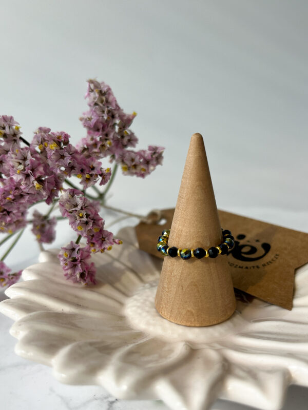 Pierścionek na gumce ze szklanych koralików