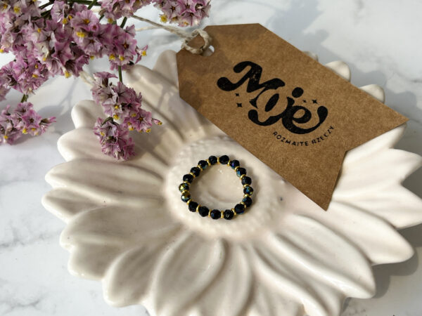 Pierścionek na gumce ze szklanych koralików